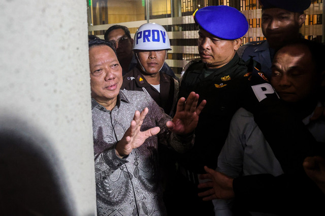 Mantan Jaksa Agung Muda Bidang Tindak Pidana Khusus Febrie Adriansyah (kiri) menjawab pertanyaan wartawan seusai menjalani pemeriksaan di Kejaksaan Agung, Jakarta, Jumat (24/7/2026). Foto: ANTARA FOTO/Darryl Ramadhan