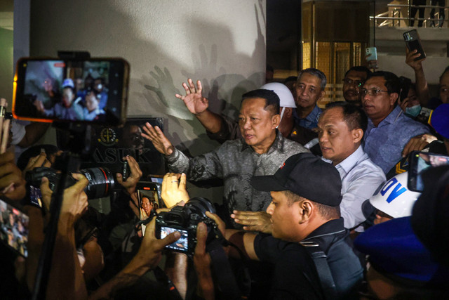 Mantan Jaksa Agung Muda Bidang Tindak Pidana Khusus Febrie Adriansyah (kiri) menjawab pertanyaan wartawan seusai menjalani pemeriksaan di Kejaksaan Agung, Jakarta, Jumat (24/7/2026). Foto: ANTARA FOTO/Darryl Ramadhan