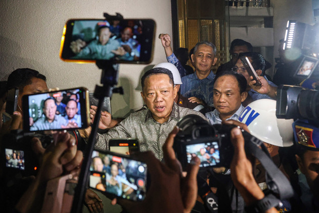 Mantan Jaksa Agung Muda Bidang Tindak Pidana Khusus Febrie Adriansyah (kiri) menjawab pertanyaan wartawan seusai menjalani pemeriksaan di Kejaksaan Agung, Jakarta, Jumat (24/7/2026). Foto: ANTARA FOTO/Darryl Ramadhan