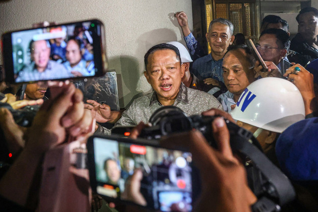 Mantan Jaksa Agung Muda Bidang Tindak Pidana Khusus Febrie Adriansyah (kiri) menjawab pertanyaan wartawan seusai menjalani pemeriksaan di Kejaksaan Agung, Jakarta, Jumat (24/7/2026). Foto: ANTARA FOTO/Darryl Ramadhan
