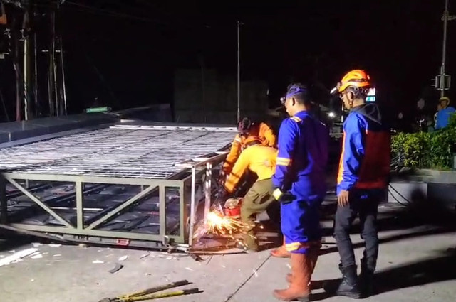 Petugas BPBD Kabupaten Majalengka saat melakukan proses evakuasi videotron yang ambruk, Jumat (24/7/2026). Foto: kumparan