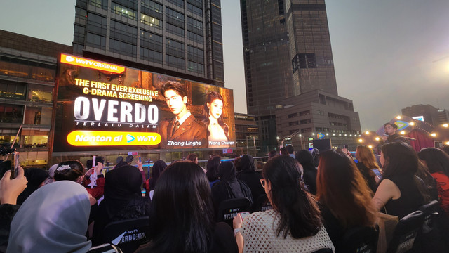 Nobar dracin 'Overdo' yang diselenggarakan WeTV di Skydeck Halte Transjakarta Bundara HI, Jakarta, Jumat (24/7/2026).
Foto: Azalia Amadea/Kumparan