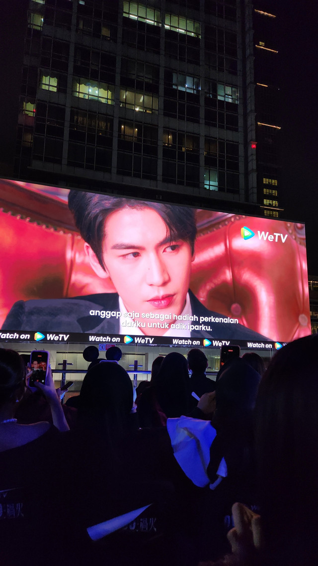 Nobar dracin 'Overdo' yang diselenggarakan WeTV di Skydeck Halte Transjakarta Bundara HI, Jakarta, Jumat (24/7/2026).
 Foto: Azalia Amadea/Kumparan
