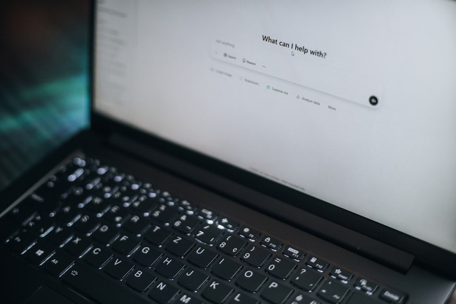 Ilustrasi penerapan AI generatif beserta manfaat atau tantangannya. Foto: Unsplash.com/Aerps.com