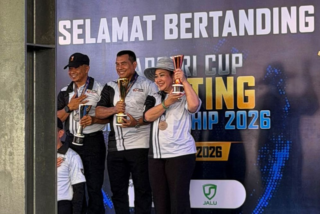 Ketua Komisi IV DPR RI Titiek Soeharto meraih juara pada kategori VVIP dalam Kapolri Cup Shooting Championship 2026 yang digelar di Lapangan Tembak Hoegeng Iman Santoso, Mako Korps Brimob Polri, Kelapa Dua, Depok, Jawa Barat, Sabtu (25/7/2026). Foto: Dok. Istimewa