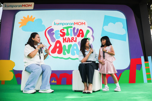 Direktur Jenderal Komunikasi Publik dan Media Kementerian Komunikasi dan Digital (Komdigi) Fifi Aleyda Yahya membacakan dongeng pada kumparanMOM Festival Hari Anak 2026 di Ex Taman Anggrek, GBK, Jakarta, Sabtu (25/7/2026). Foto: Iqbal Firdaus/kumparan