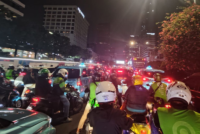 Suasana kemacetan di sekitar Jalan MH Thamrin, Jakarta, Jumat (24/7/2026). Foto: Zamachsyari/kumparan