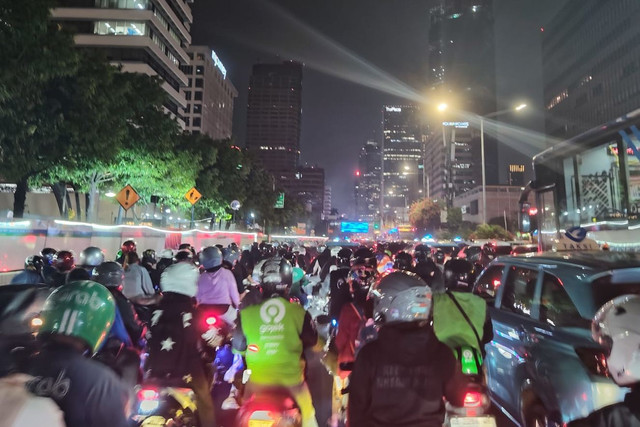 Suasana kemacetan di sekitar Jalan MH Thamrin, Jakarta, Jumat (24/7/2026). Foto: Zamachsyari/kumparan