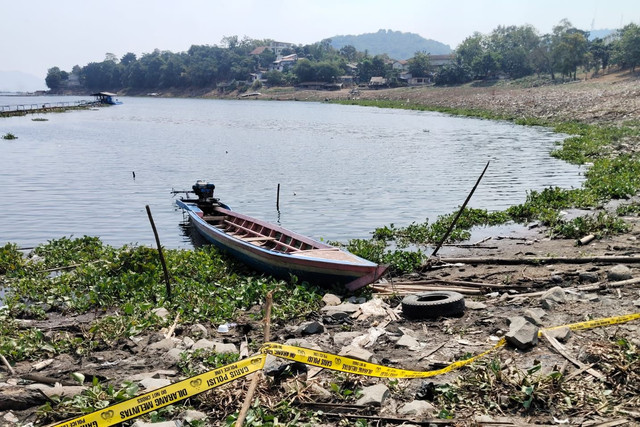 Garis polisi terpasang di lokasi penemuan mayat seorang sekuriti di Waduk Jatiluhur, Purwakarta, Sabtu (25/6/2026). Foto: kumparan