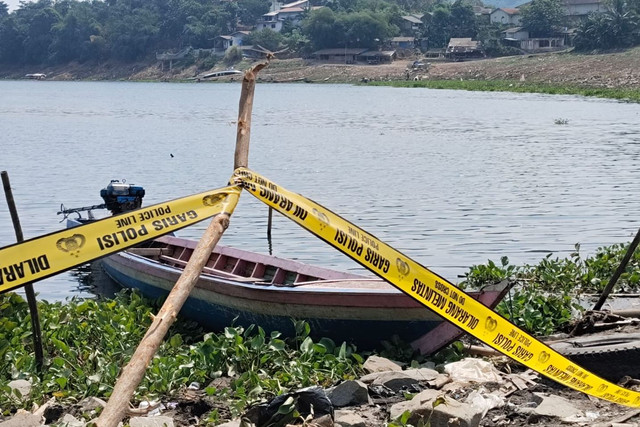 Garis polisi terpasang di lokasi penemuan mayat seorang sekuriti di Waduk Jatiluhur, Purwakarta, Sabtu (25/6/2026). Foto: kumparan