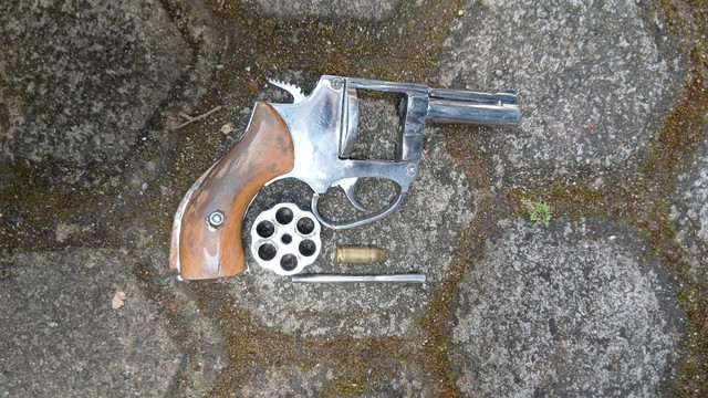 Barang bukti pistol revolver yang diamankan dari maling motor yang tembak paha warga di Mataram. Foto: Jatanras Polda Metro Jaya