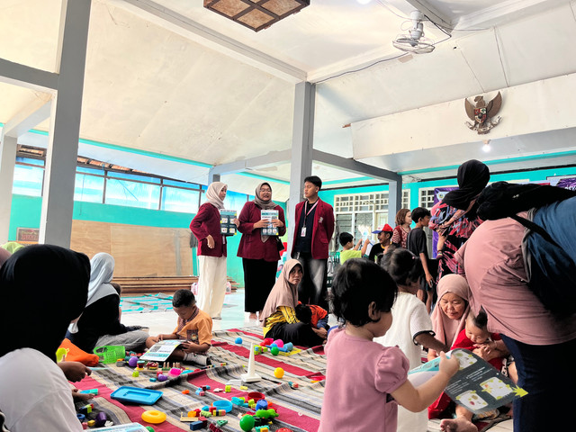 Foto Mahasiswa KKN Saat Melakukan Penyuluhan Pencegahan Stuning  (Sumber: Potret Tim Dokumentasi KKN UMSura Kelompok 28)