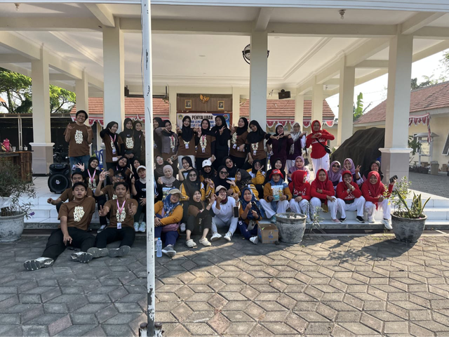 Mahasiswa KKN Universitas Muhammadiyah Surabaya Kelompok 28 bersama Ibu PKK mengikuti kegiatan senam bersama di Desa Gempolkurung, Kecamatan Menganti, Kabupaten Gresik, Minggu (19/7/2026).