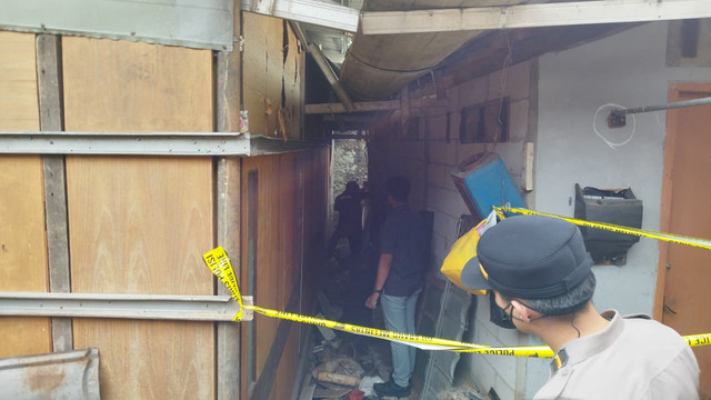Polisi mendatangi lokasi penemuan mayat pria di kawasan Pondok Ranji, Ciputat Timur, Tangerang Selatan, Sabtu (25/7/2026). Foto: Dok. Istimewa