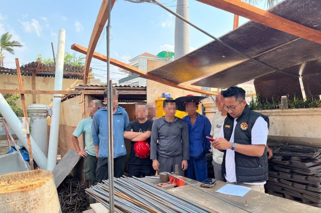 Petugas Imigrasi Jakarta Utara mendapati 10 Warga Negara Asing (WNA) asal China yang bekerja sebagai buruh bangunan di kawasan Pluit, Kecamatan Penjaringan, Jakarta Utara. Foto: ANTARA/HO-Imigrasi Jakut