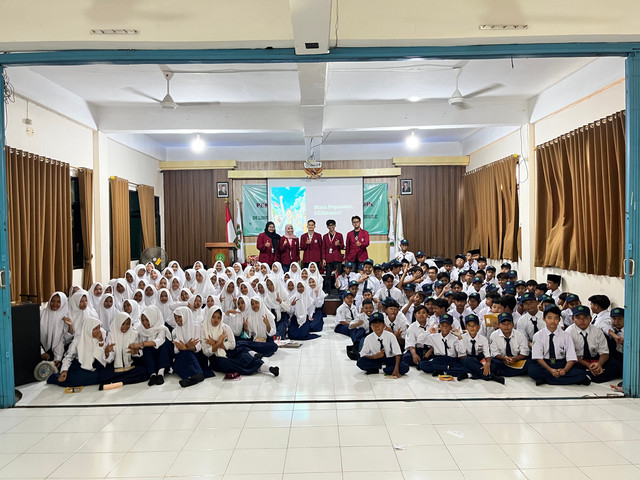 Foto Bersama Peserta Sosialisasi Anti Narkoba di SMP Sunan Ampel Menganti (Sumber : Tim Dokumentasi Kelompok 28 KKN UMSURA)