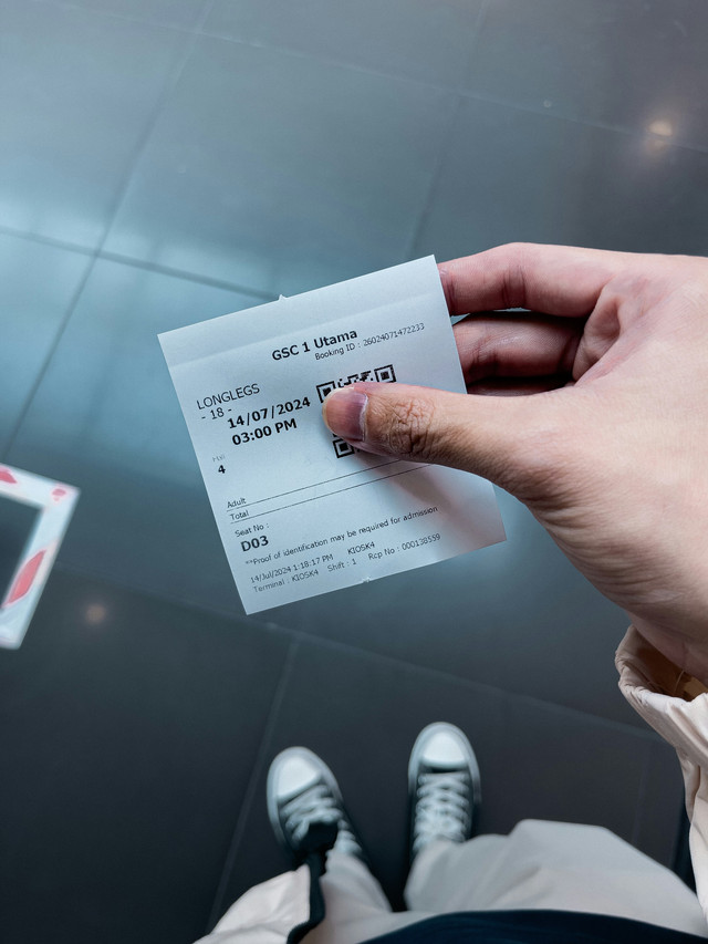 Ilustrasi pembeli di supermarket. Bank Dunia mencatat upah riil di Indonesia turun 1,1 persen per tahun pada 2018-2024. (Foto: Unsplash/Kayvie)