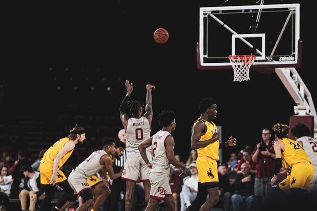 Rangkuman Materi Bola Basket. Unsplash.com/LOGAN WEAVER | @LGNWVR