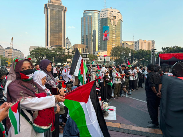 Sejumlah massa menggelar aksi bela Palestina di kawasan Patung Kuda, Jakarta Pusat, Minggu (26/7/2026). Foto: Nasywa Athifah/kumparan