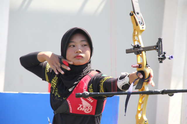 Atlet disabilitas Keysha Qonitha Dzakirah berlaga saat MilkLife Archery Challenge Kejurnas Junior 2026 di Supersoccer Arena, Kudus. Foto: Vega Maarijil Ula/kumparan