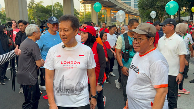 Menteri Kesehatan Budi Gunadi Sadikin dan Gubernur DKI Jakarta Pramono Anung saat meninjau Car Free Day (CFD) atau Hari Bebas Kendaraan Bermotor (HBKB) di kawasan Rasuna Said, Jakarta Selatan, Minggu (26/7/2026). Foto: Nauval Pratama/kumparan