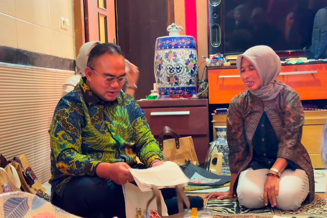 Direktur Utama PNM, Kindaris, (kiri) bersama nasabah PNM Mekaar, Utari (kanan) yang mampu menghidupi lima keluarga melalui bisnis suvenir berawal dari mesin jahit bekas. Foto: Dok. PNM