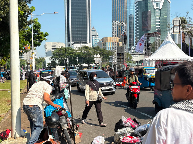 Massa aksi bela Palestina membubarkan diri di kawasan Patung Kuda, Monas, Jakarta Pusat. Jalan Medan Merdeka selatan kembali dibuka, Minggu (26/7/2026). Foto: Nasywa Athifah/kumparan