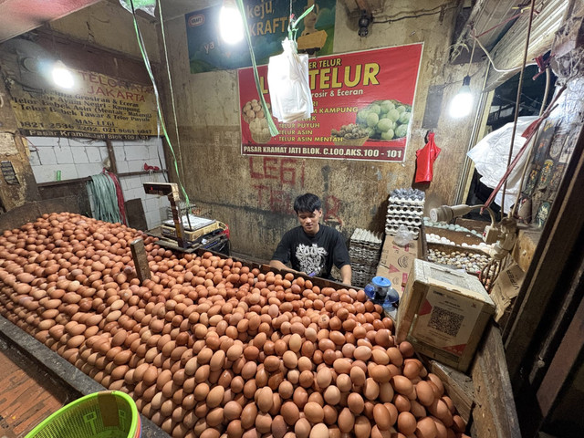 Pedangang telur di Pasar Kramat Jati, Jakarta Timur. Foto: Argya D. Maheswara/kumparan