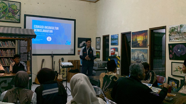 Penyampaian materi edukasi tentang prinsip-prinsip akuakultur berkelanjutan kepada kelompok pembudidaya ikan sebagai upaya meningkatkan pengetahuan mengenai praktik budidaya yang produktif dan ramah lingkungan.