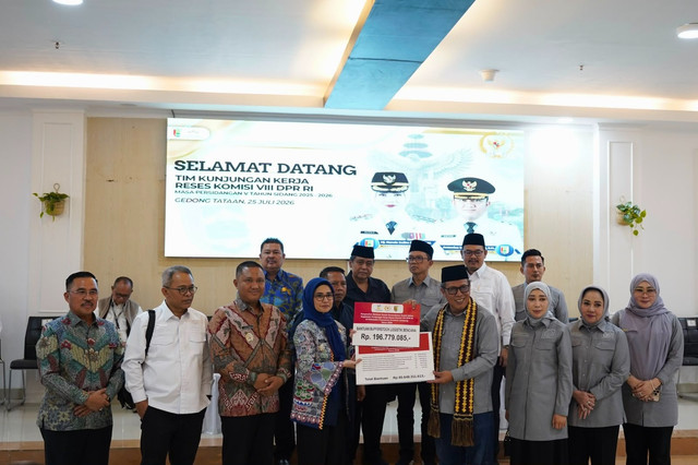 Kemensos serahkan bansos lewat kunker Komisi VIII DPR RI di Lampung, Sabtu (25/7/2026). Foto: Kemensos RI