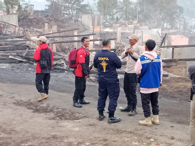 Kemensos salurkan bantuan logistik bagi warga terdampak kebakaran di Kampung Adat Cipta Mulya, Cisolok, Sukabumi, Jawa Barat. Foto: Kemensos RI