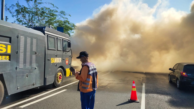 Petugas saat memadamkan api di area persawahan di sekitar ruas Jalan Tol Pejagan KM 248, Kabupaten Brebes yang menyebabkan asap tebal di jalan tol.
 Foto: Dok. Polres Brebes