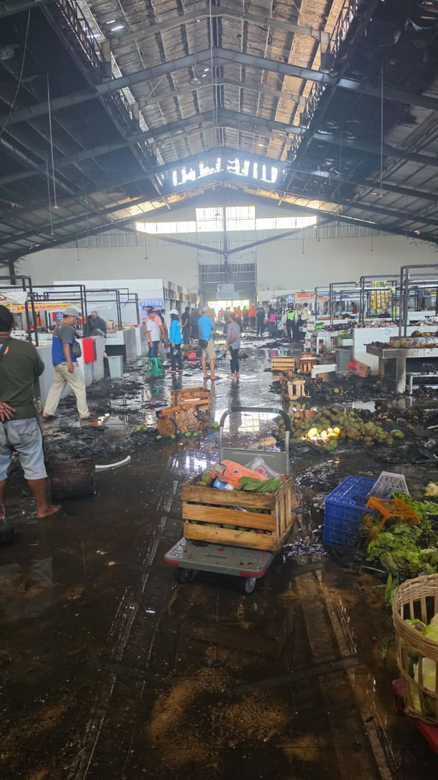 Petugas pemadam kebakaran saat memadamkan api di Pasar Modern BSB Semarang. Foto: Dok. Damkar Semarang