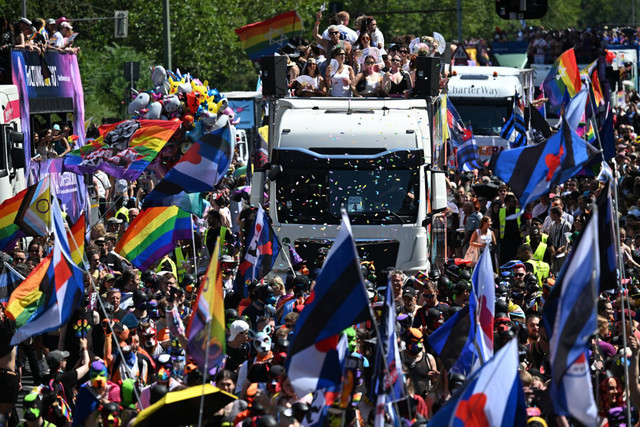 Para peserta terlihat di atas truk selama parade Christopher Street Day (CSD) di Berlin pada 25 Juli 2026. Foto: RALF HIRSCHBERGER/AFP