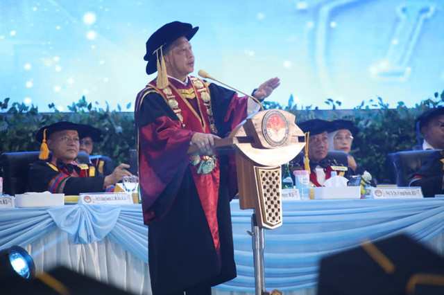 Mendagri Tito Karnavian mewisuda mahasiswa IPDN di Kampus IPDN Jatinangor, Sumedang, Jawa Barat, Minggu (26/7/2026). Foto: Kemendagri RI