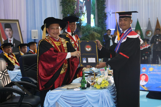 Mendagri Tito Karnavian mewisuda mahasiswa IPDN di Kampus IPDN Jatinangor, Sumedang, Jawa Barat, Minggu (26/7/2026). Foto: Kemendagri RI