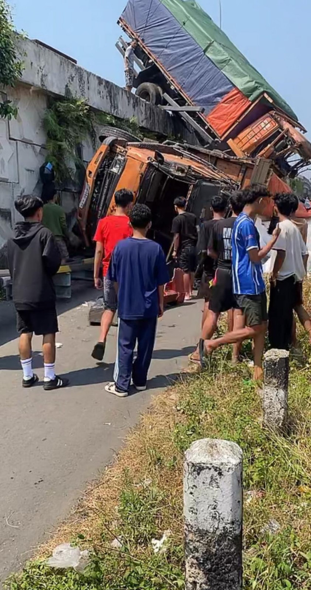 Truk yang mengalami kecelakaan di flyover Kretek, Paguyangan, Brebes, Jawa Tengah. Foto: Dok. Istimewa