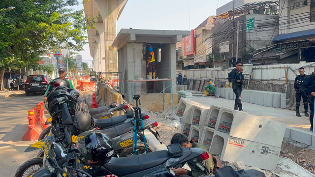TKP bentrokan di Jalan Pegangsaan, Jakarta Pusat, Minggu (26/7/2026). Foto: Rayyan Farhansyah/kumparan