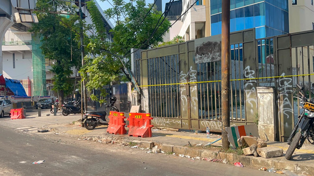 TKP bentrokan di Jalan Pegangsaan, Jakarta Pusat, Minggu (26/7/2026). Foto: Rayyan Farhansyah/kumparan