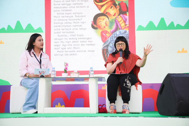 Keseruan Waktunya Didongengin oleh Wakil Menteri Pendidikan Tinggi, Sains, dan Teknologi Republik Indonesia, Stella Christie pada kumparanMOM Festival Hari Anak 2026 di Ex Taman Anggrek, GBK, Jakarta, Minggu (26/7/2026). Foto: Iqbal Firdaus/kumparan