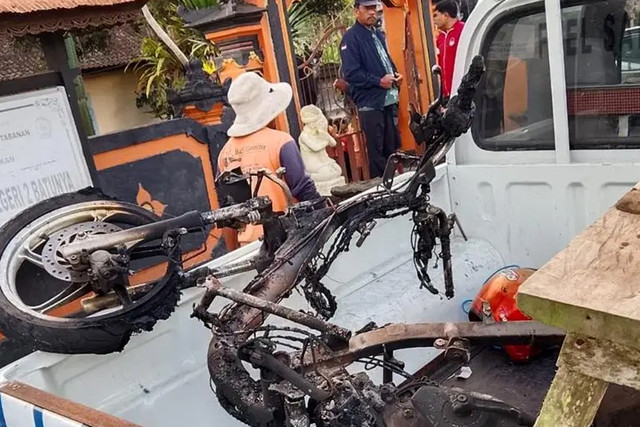 Sepeda motor milik terduga pelaku pencurian ayam yang tewas dikeroyok massa di Banjar Dinas Juwuk Legi, Desa Batunya, Kecamatan Baturiti, Kabupaten Tabanan, Jumat (24/7/2026). Foto: Polres Tabanan