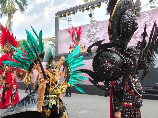 Siswa Sekolah Rakyat tampil di ajang Jember Fashion Carnaval (JFC) 2026, Minggu (26/7/2026). Foto: Kemensos RI