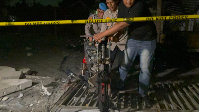 Motor yang dibakar imbas bentrok di Jalan Tambak, Menteng, Jakarta Pusat, Minggu (26/7/2026). Foto: Rayyan Farhansyah/kumparan