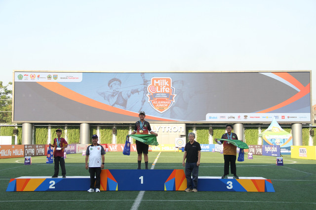 Pertandingan final MilkLife Archery Challenge Kejurnas Junior 2026 di Supersoccer Arena, Kudus, Minggu (26/7). Foto: Vega Maarijil Ula/kumparan