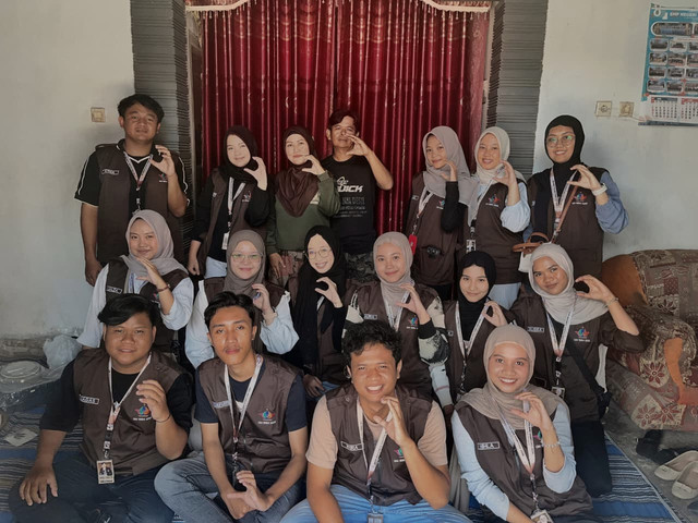 Mahasiswa bersama pelaku UMKM Bolu Pisang. Senin (15/6/2026). Foto: Siti Aida/kumparan