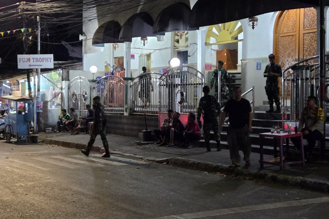 Pasukan TNI-Polri berjaga di lokasi bentrokan dua kelompok di Menteng, Jakarta Pusat, Minggu (26/7/2026). Foto: Rayyan Farhansyah/kumparan