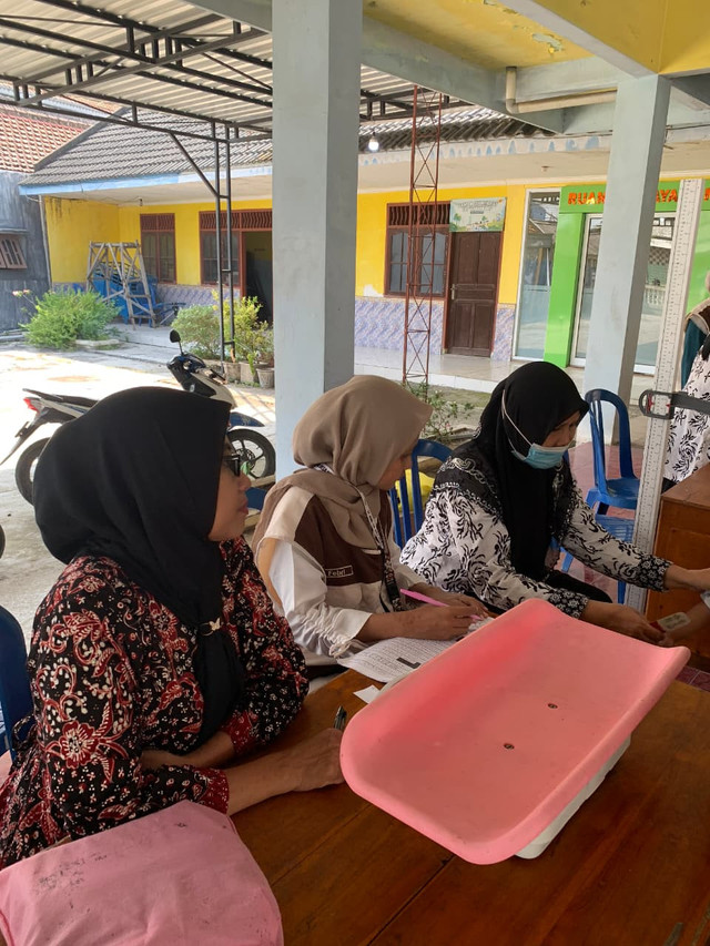 foto waktu kegiatan posyandu anak berlangsung