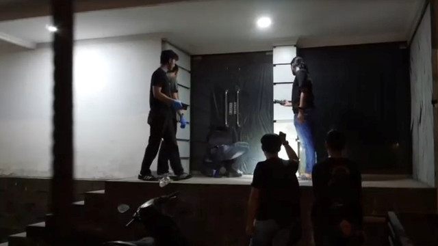 Polisi lakukan olah tempat kejadian perkara (TKP) di Mordent Esthetic Clinic Kramat Pela, Kebayoran Baru, Jakarta, MInggu (26/7/2026). Foto: Rayyan Farhansyah/kumparan