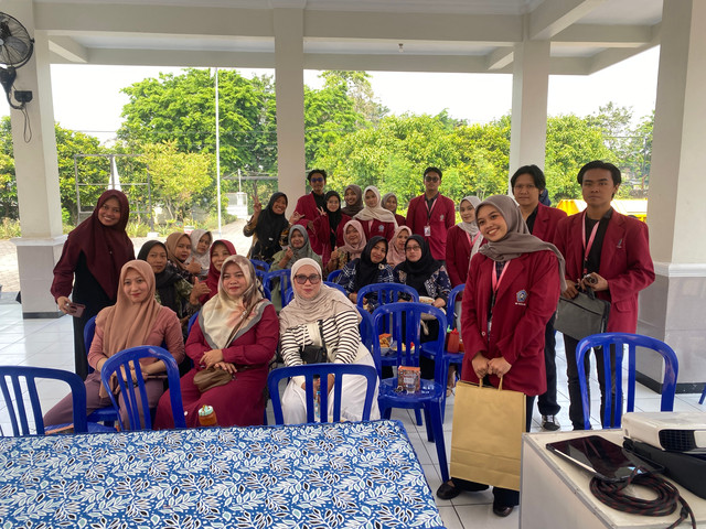 Foto bersama Peserta Sosialisasi Sertifikasi Halal UMKM (Sumber : Tim Dokumentasi Kelompok 28 KKN UMSURA 2026)
