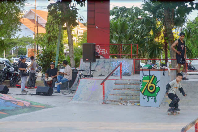 Skatepark kembali menjadi ruang perjumpaan; musik mengalun, skateboard tetap meluncur, warga datang dan berbagi ruang. Dok. pribadi.